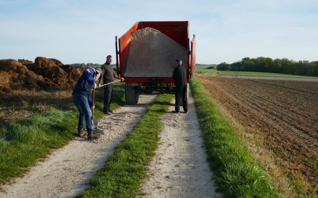 Rebouchage des chemins le 13 avril